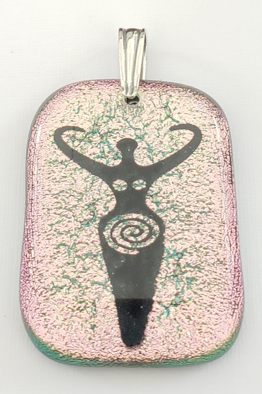 Handgemachte Schwarze Spiralgöttin Figur Auf Hellrosa Dichroic Geschmolzenem Glas Anhänger Mit Sterling Silber Öse Handgemachte Schwarze Spiralgöttin Figur Auf Hellrosa Dichroic Geschmolzenem Glas Anhänger Mit Sterling Silber Öse von HappyfishSmilingstar
