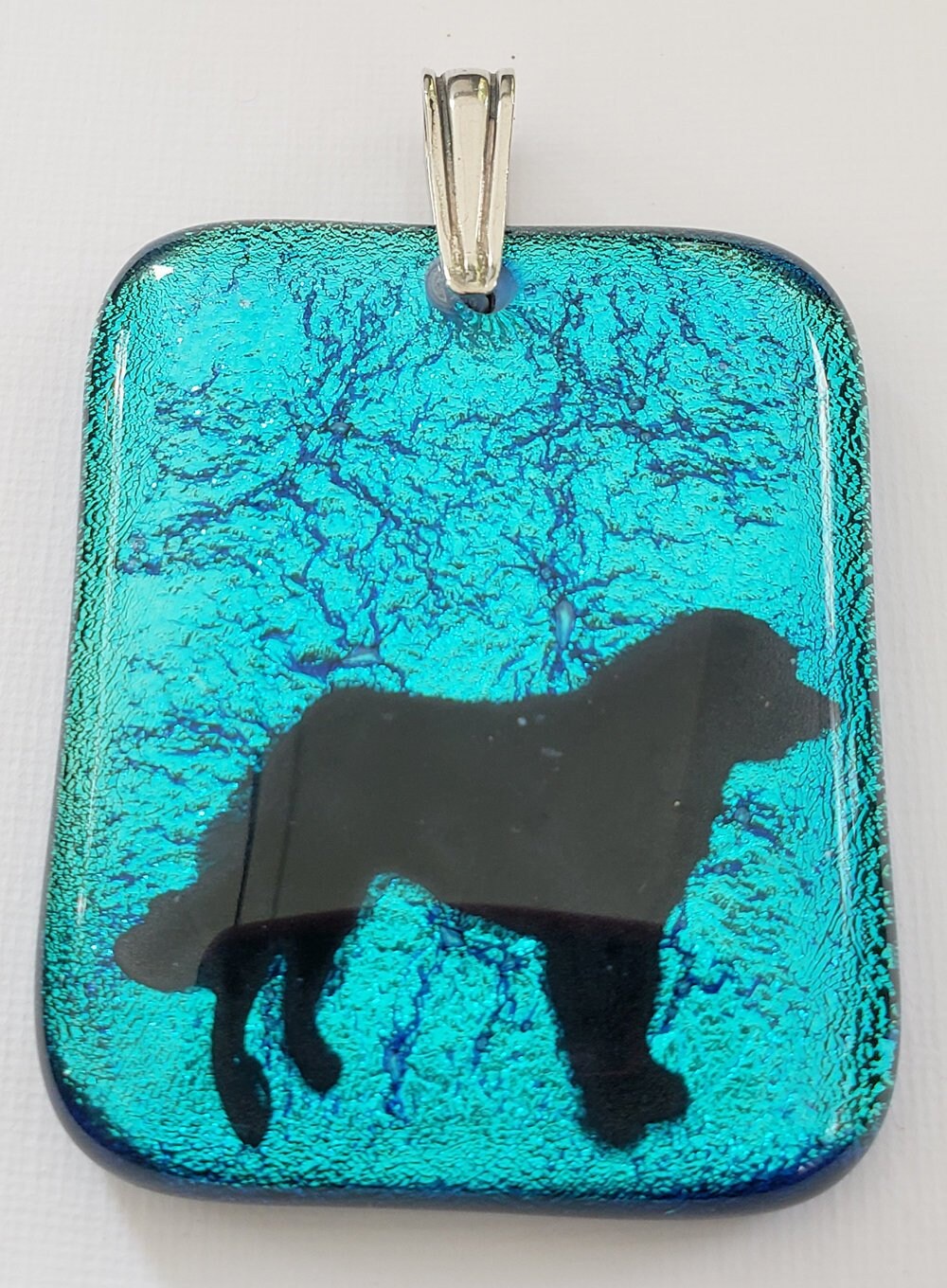 Handgemachter Schwarzer Bernhardiner Auf Silber Blau Dichroic Fusing Glas Anhänger Mit Sterling Öse Handgemachter Schwarzer Bernhardiner Auf Silber Blau Dichroic Fusing Glas Anhänger Mit Sterling Öse von HappyfishSmilingstar