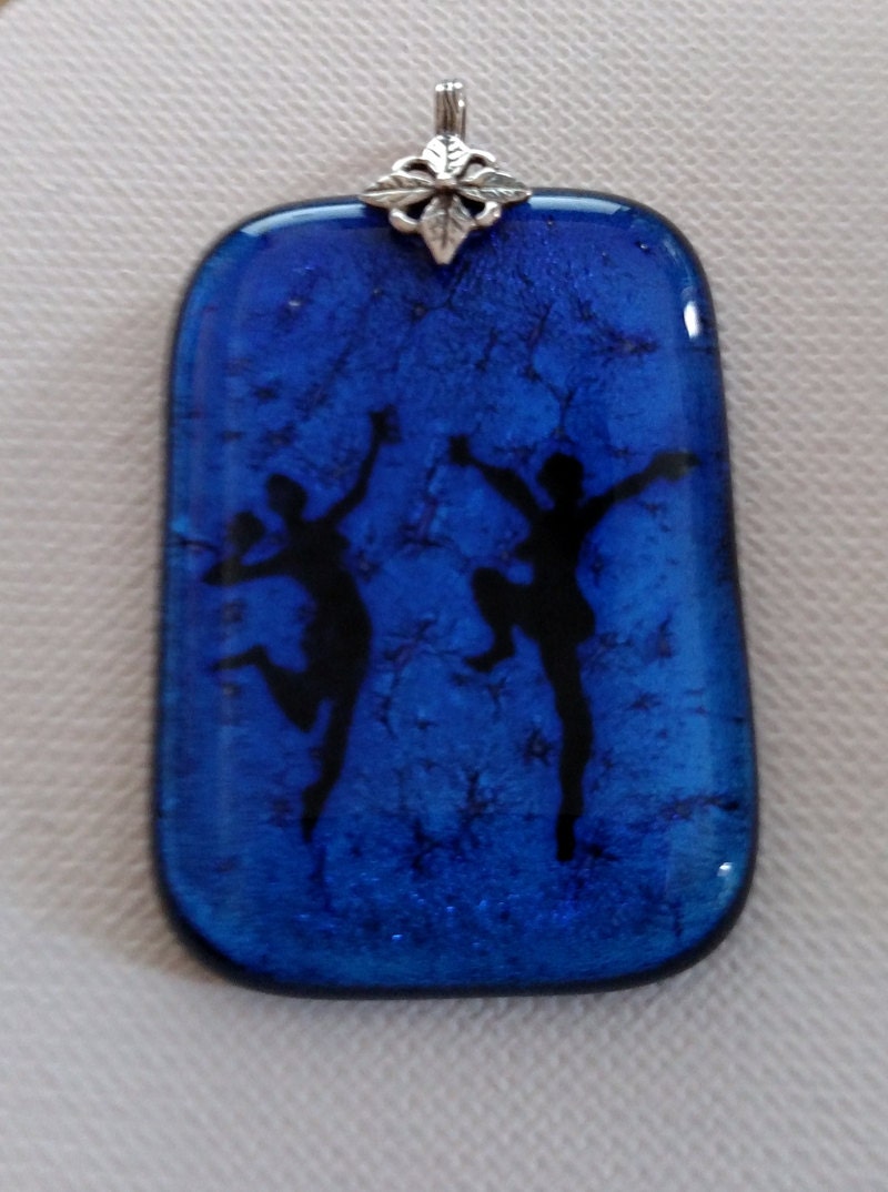 Mittelgroßer Blauer Dichroic Joyful Dancers Anhänger Aus Verschmolzenem Glas Mit Sterling Silber Öse Mittelgroßer Blauer Dichroic Joyful Dancers Anhänger Aus Verschmolzenem Glas Mit Sterling Silber Öse von HappyfishSmilingstar