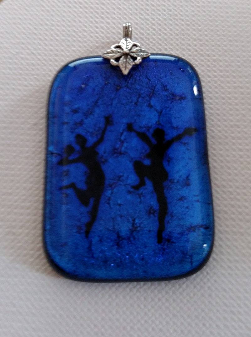 Mittelgroßer Blauer Dichroic Joyful Dancers Anhänger Aus Verschmolzenem Glas Mit Sterling Silber Öse Mittelgroßer Blauer Dichroic Joyful Dancers Anhänger Aus Verschmolzenem Glas Mit Sterling Silber Öse von HappyfishSmilingstar