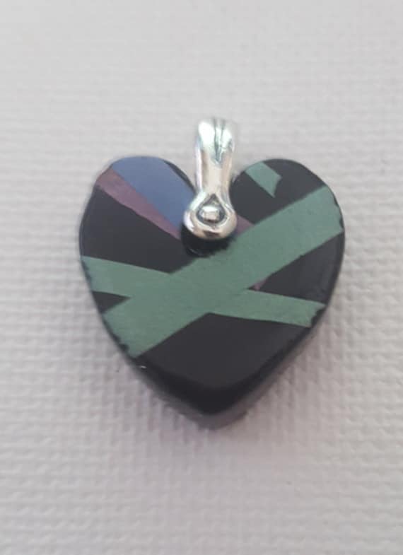 Schwarz, Pink, Grün Und Lila Gebundener Herz-Matt-Schimmer-Fused-Glas-Anhänger Mit Sterling Silber Öse Schwarz, Pink, Grün Und Lila Gebundener Herz-Matt-Schimmer-Fused-Glas-Anhänger Mit Sterling Silber Öse von HappyfishSmilingstar