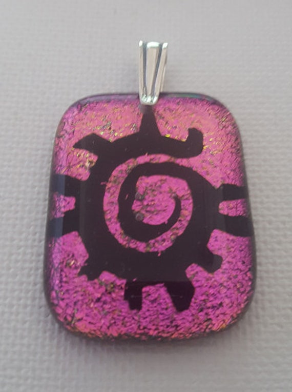 Schwarze Mechnospirale Auf Hot Pink Dichroic Fused Glass Anhänger Mit Sterling Silber Öse Schwarze Mechnospirale Auf Hot Pink Dichroic Fused Glass Anhänger Mit Sterling Silber Öse von HappyfishSmilingstar