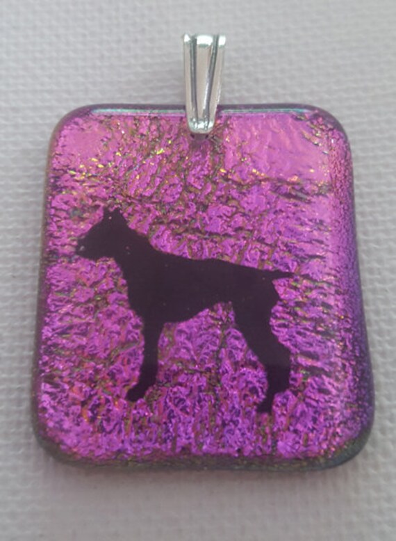 Schwarzer Boxer Auf Hot Pink Dichroic Glas-Anhänger Mit Sterling Silber Anhänger Schwarzer Boxer Auf Hot Pink Dichroic Glas-Anhänger Mit Sterling Silber Anhänger von HappyfishSmilingstar