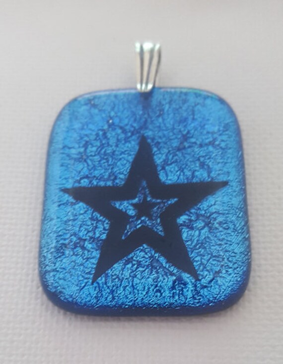 Schwarzer Dreifacher Stern Auf Hellblauem Dichroic Geschmolzenem Glas Anhänger Mit Sterling Silber Öse Schwarzer Dreifacher Stern Auf Hellblauem Dichroic Geschmolzenem Glas Anhänger Mit Sterling Silber Öse von HappyfishSmilingstar