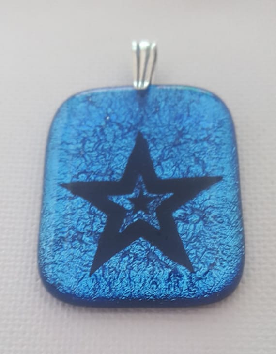 Schwarzer Dreifacher Stern Auf Hellblauem Dichroic Geschmolzenem Glas Anhänger Mit Sterling Silber Öse Schwarzer Dreifacher Stern Auf Hellblauem Dichroic Geschmolzenem Glas Anhänger Mit Sterling Silber Öse von HappyfishSmilingstar