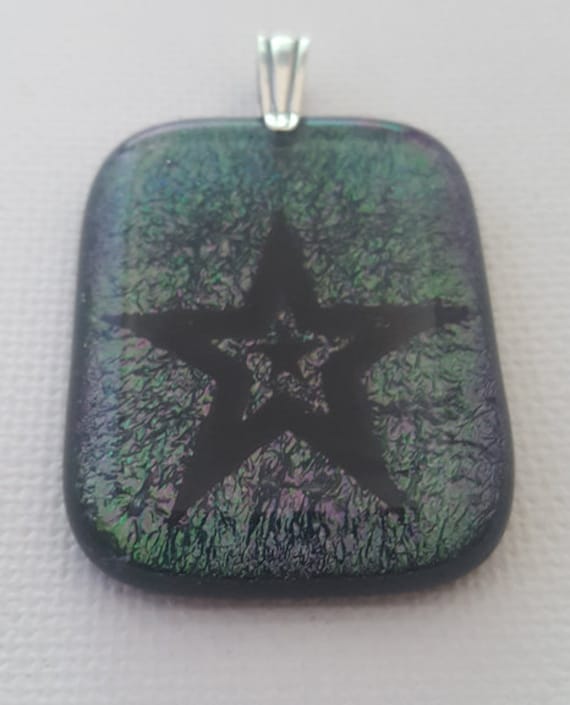 Schwarzer Triple Star An Lila Dichroic Fusing Glass Anhänger Mit Sterling Silber Öse Schwarzer Triple Star An Lila Dichroic Fusing Glass Anhänger Mit Sterling Silber Öse von HappyfishSmilingstar