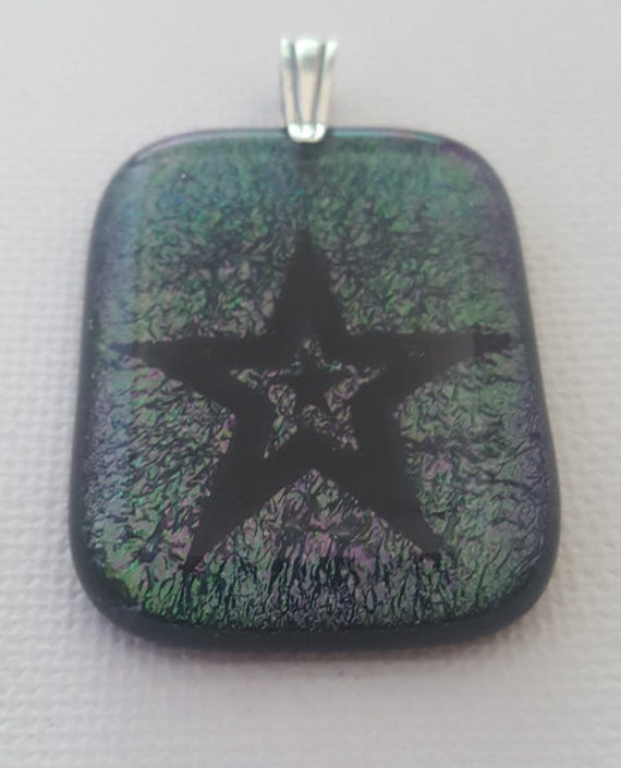 Schwarzer Triple Star An Lila Dichroic Fusing Glass Anhänger Mit Sterling Silber Öse Schwarzer Triple Star An Lila Dichroic Fusing Glass Anhänger Mit Sterling Silber Öse von HappyfishSmilingstar