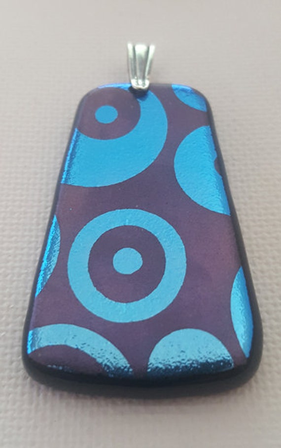 Silber Blau Und Lila Mod Wedge Dichroic Fused Glass Anhänger Mit Sterling Öse Silber Blau Und Lila Mod Wedge Dichroic Fused Glass Anhänger Mit Sterling Öse von HappyfishSmilingstar