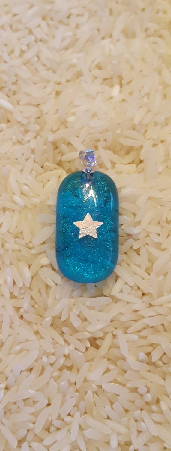 Sterling Silber Stern Eingefasst in Schillerndem Turuoise Glas Verschmolzenem Anhänger Sterling Silber Stern Eingefasst in Schillerndem Turuoise Glas Verschmolzenem Anhänger von HappyfishSmilingstar