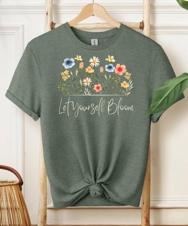 Blumen Shirt Mit Wildblumen Boho Sommershirt Geschenk Für Blumenliebhaber Positivem Spruch Let Yourself Bloom Blumenshirt Blumen Shirt Mit Wildblumen Boho Sommershirt Geschenk Für Blumenliebhaber Positivem Spruch Let Yourself Bloom Blumenshirt von HappyliSoulDesign