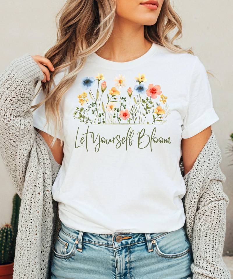 Blumen Shirt Mit Wildblumen Boho Sommershirt Geschenk Für Blumenliebhaber Positivem Spruch Let Yourself Bloom Blumenshirt Blumen Shirt Mit Wildblumen Boho Sommershirt Geschenk Für Blumenliebhaber Positivem Spruch Let Yourself Bloom Blumenshirt von HappyliSoulDesign