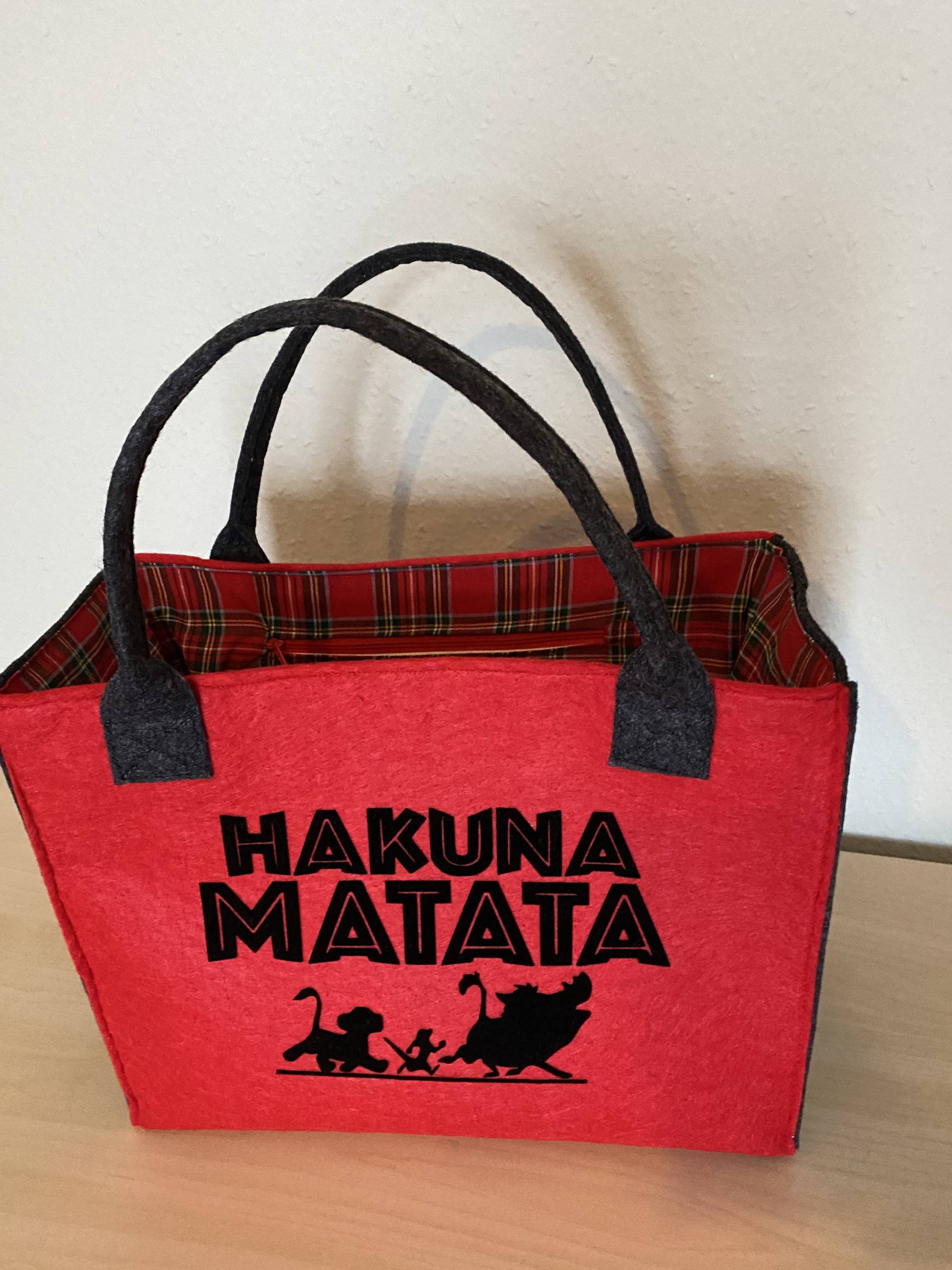 Filztasche/Einkaufstasche Großer Shopper Aus Filz Mit Spruch „Hakuna Matata" Und Motiv König Der Löwen Filztasche/Einkaufstasche Großer Shopper Aus Filz Mit Spruch „Hakuna Matata" Und Motiv König Der Löwen von HappysKringel