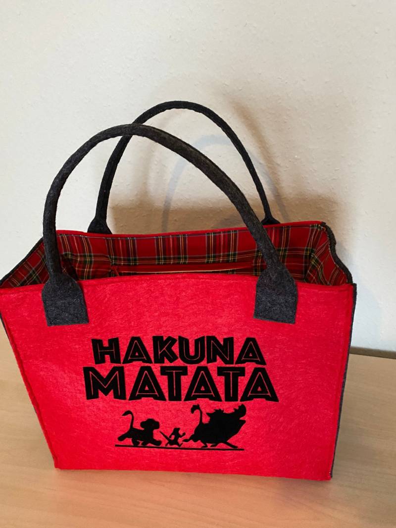 Filztasche/Einkaufstasche Großer Shopper Aus Filz Mit Spruch „Hakuna Matata" Und Motiv König Der Löwen Filztasche/Einkaufstasche Großer Shopper Aus Filz Mit Spruch „Hakuna Matata" Und Motiv König Der Löwen von HappysKringel