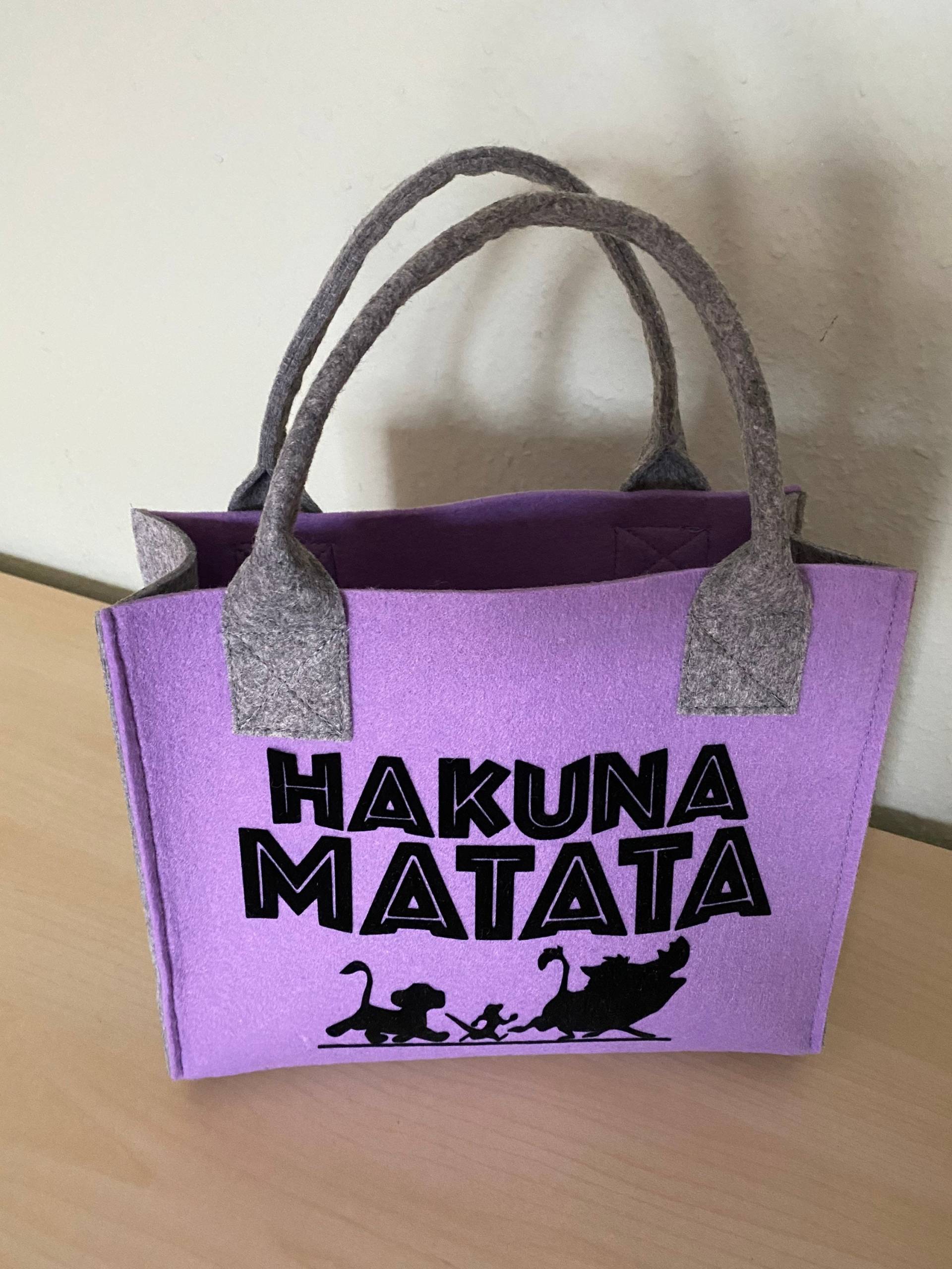 Kleine Tasche Aus Filz Mit Spruch „Hakuna Matata" Kleine Tasche Aus Filz Mit Spruch „Hakuna Matata" von HappysKringel