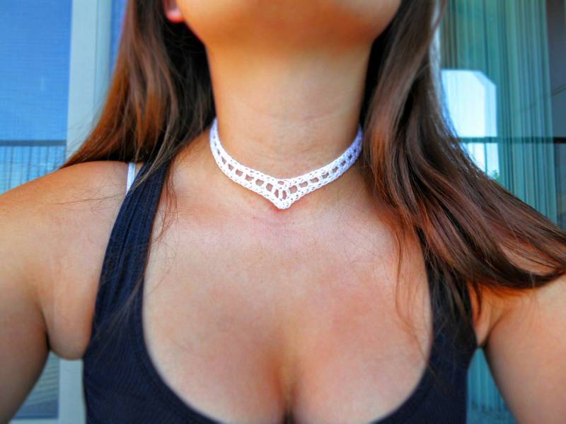 Princess V Viertel Halsband Princess V Viertel Halsband von HappywhenimCrafting
