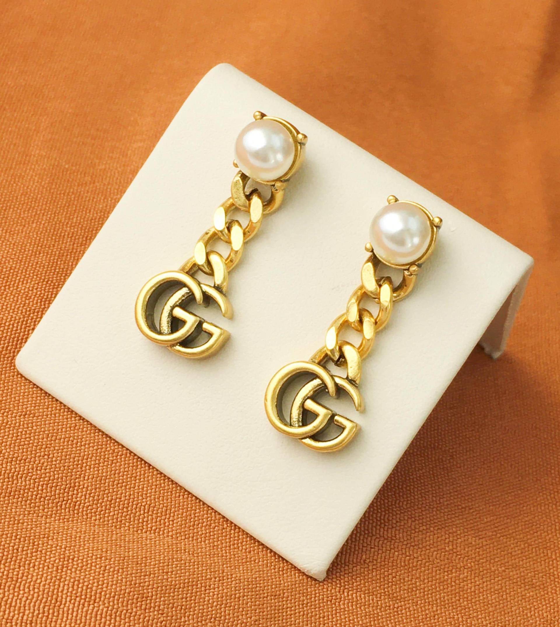 Gucci Vintage Stilvolle Goldperle Ohrringe-Kettenanhänger von HaraldAckerstudio