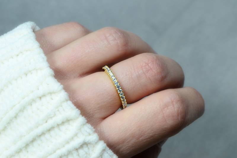 Eternity Ring 14K Solid Gold Stapelbar Hochzeit Band Zierliche Pave Cz Diamant Schmuck von HardResols