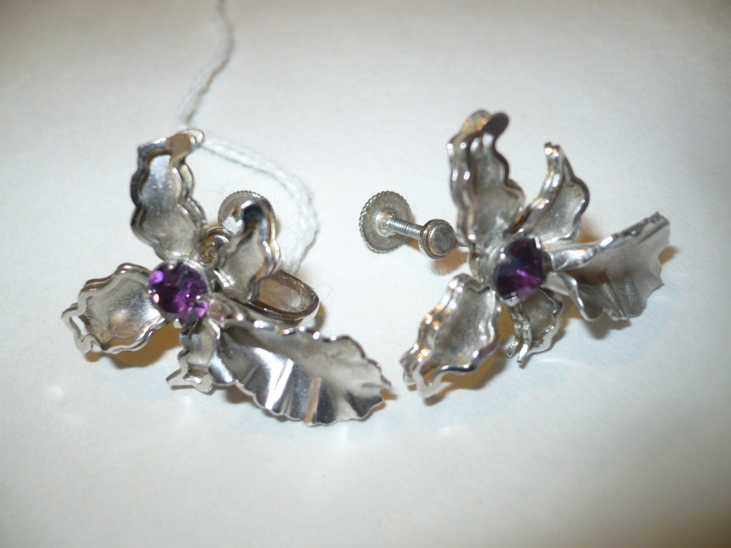 Vtg Signiert B.n. Orchidee Blume Silber Ton Ohrringe Schraubrücken Lila Strass Vtg Signiert B.n. Orchidee Blume Silber Ton Ohrringe Schraubrücken Lila Strass von HardyJewels