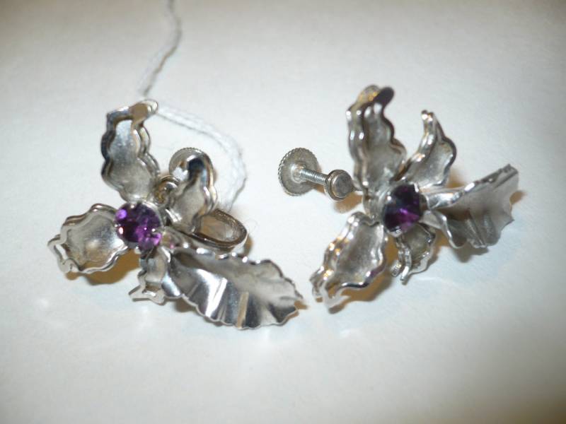 Vtg Signiert B.n. Orchidee Blume Silber Ton Ohrringe Schraubrücken Lila Strass Vtg Signiert B.n. Orchidee Blume Silber Ton Ohrringe Schraubrücken Lila Strass von HardyJewels