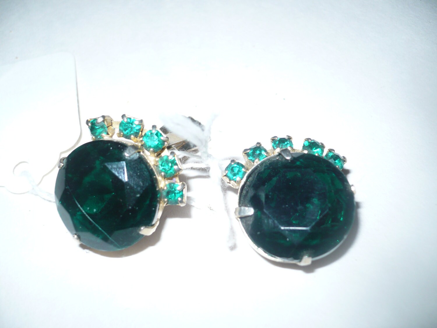 Vtg Strahlende Smaragdgrüne Steine Ohrclips Vtg Strahlende Smaragdgrüne Steine Ohrclips von HardyJewels