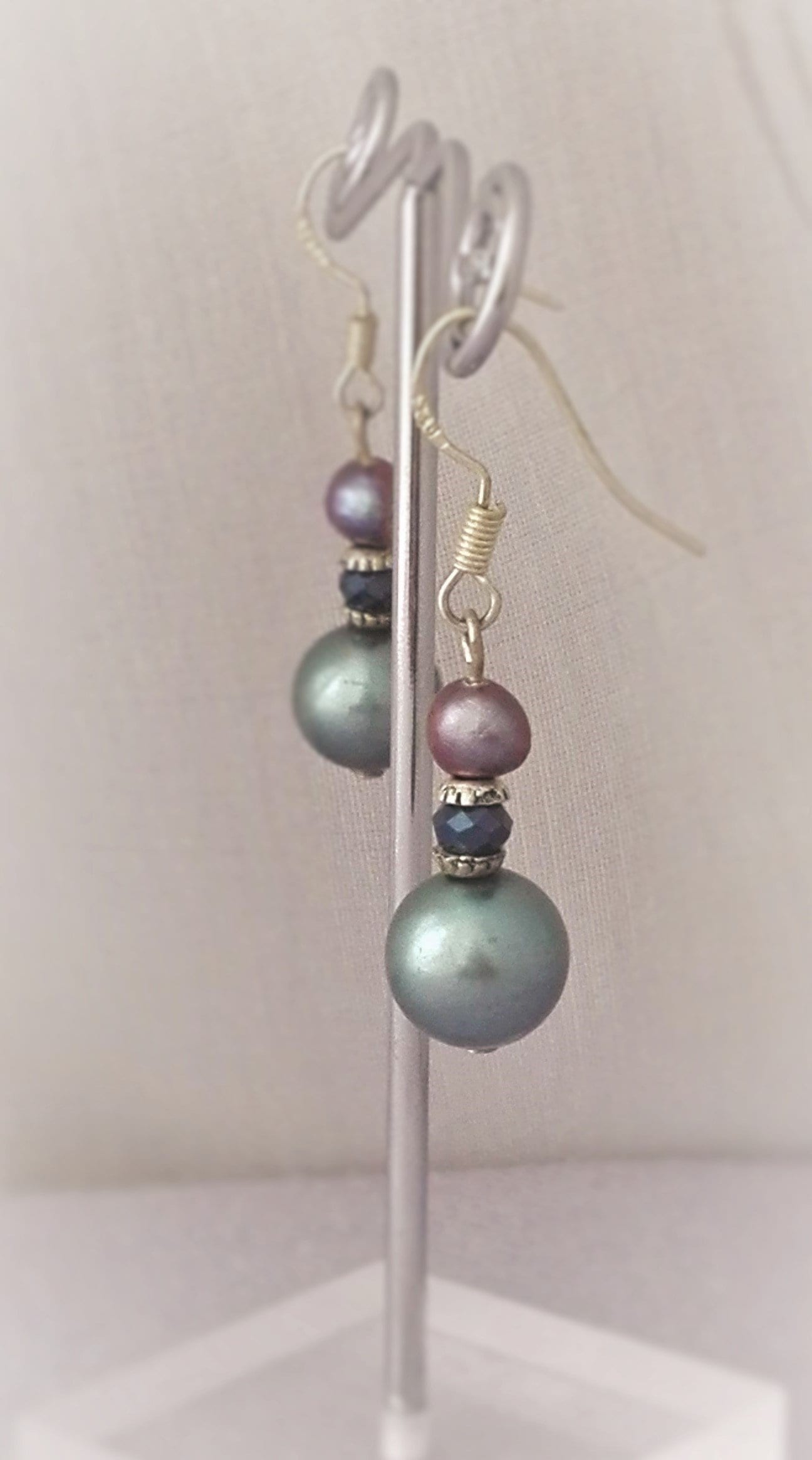 Glänzende Zarte Handgemachte Kleine Baumeln Ohrringe, Rosa Lila Metall Grau, Süßwasserperlen, Kristall. Einzigartige Tolle Geschenkidee Für Sie Glänzende Zarte Handgemachte Kleine Baumeln Ohrringe, Rosa Lila Metall Grau, Süßwasserperlen, Kristall. Einzigartige Tolle Geschenkidee Für Sie von HareFlairJewelry