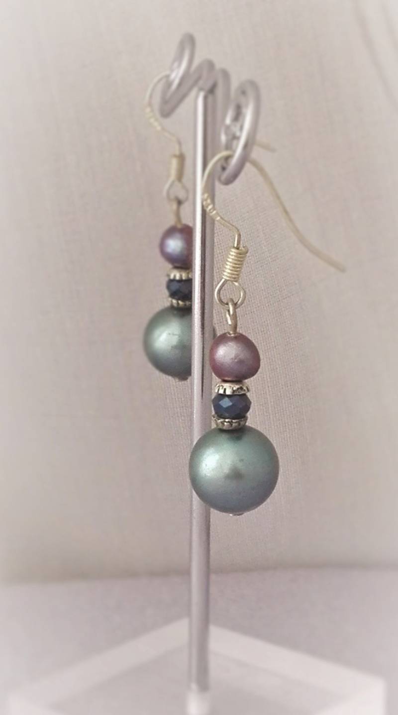 Glänzende Zarte Handgemachte Kleine Baumeln Ohrringe, Rosa Lila Metall Grau, Süßwasserperlen, Kristall. Einzigartige Tolle Geschenkidee Für Sie Glänzende Zarte Handgemachte Kleine Baumeln Ohrringe, Rosa Lila Metall Grau, Süßwasserperlen, Kristall. Einzigartige Tolle Geschenkidee Für Sie von HareFlairJewelry