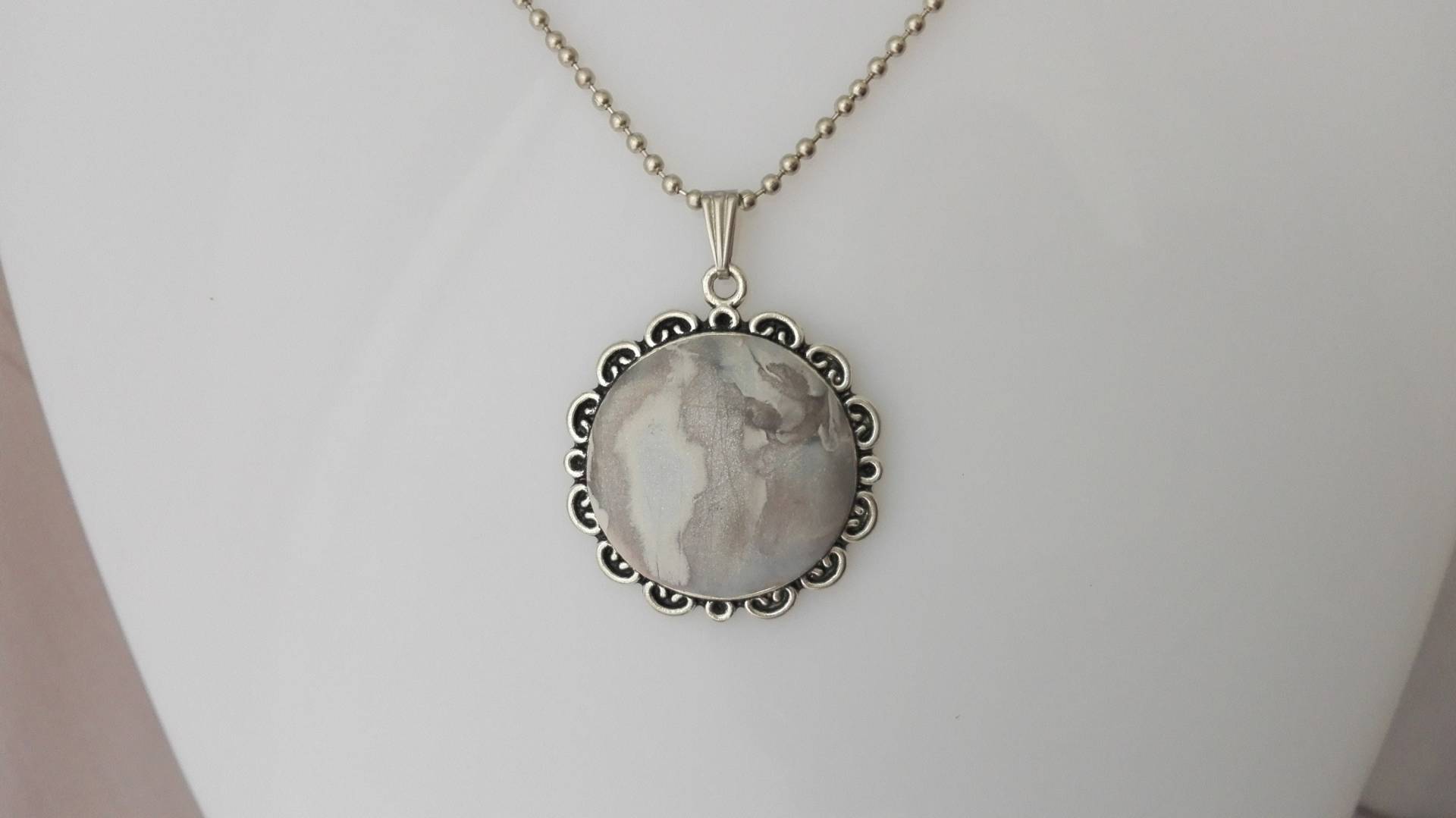 Handgemachte Aussage Licht Anhänger, Polymer Clay Faux Mondstein Auf Metall-Montage, Anpassbare Kette Lang/Kurz. Einzigartige Wow-Geschenk-Idee Für Handgemachte Aussage Licht Anhänger, Polymer Clay Faux Mondstein Auf Metall-Montage, Anpassbare Kette Lang/Kurz. Einzigartige Wow-Geschenk-Idee Für von HareFlairJewelry
