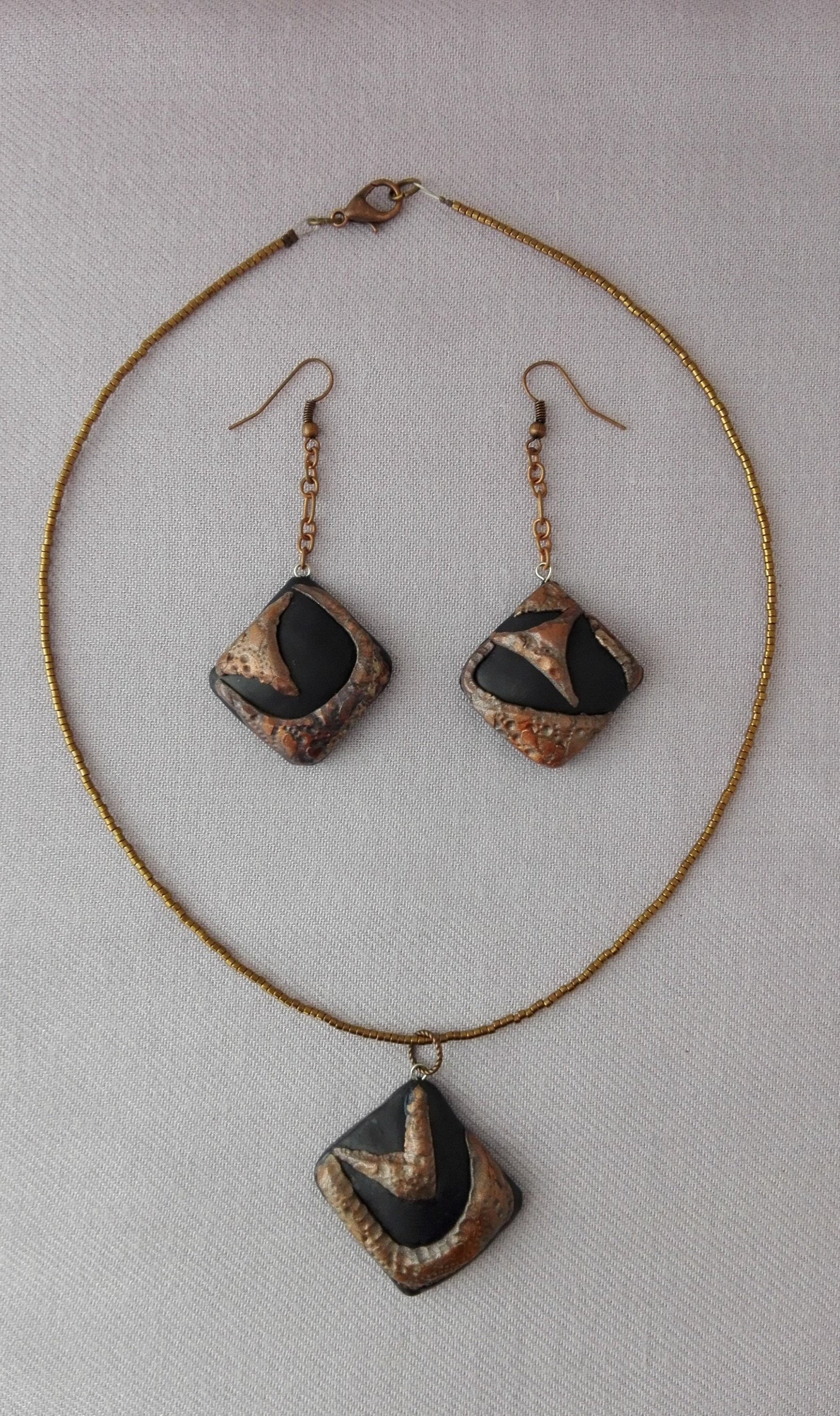 Handgemachte Ohrringe Dunkelblau Und Kupfer/Bronze Aus Fimo, Sehr Hell, 3D Geprägt Wie Gehämmert Kupfer, Große Geschenkidee Für Sie Handgemachte Ohrringe Dunkelblau Und Kupfer/Bronze Aus Fimo, Sehr Hell, 3D Geprägt Wie Gehämmert Kupfer, Große Geschenkidee Für Sie von HareFlairJewelry