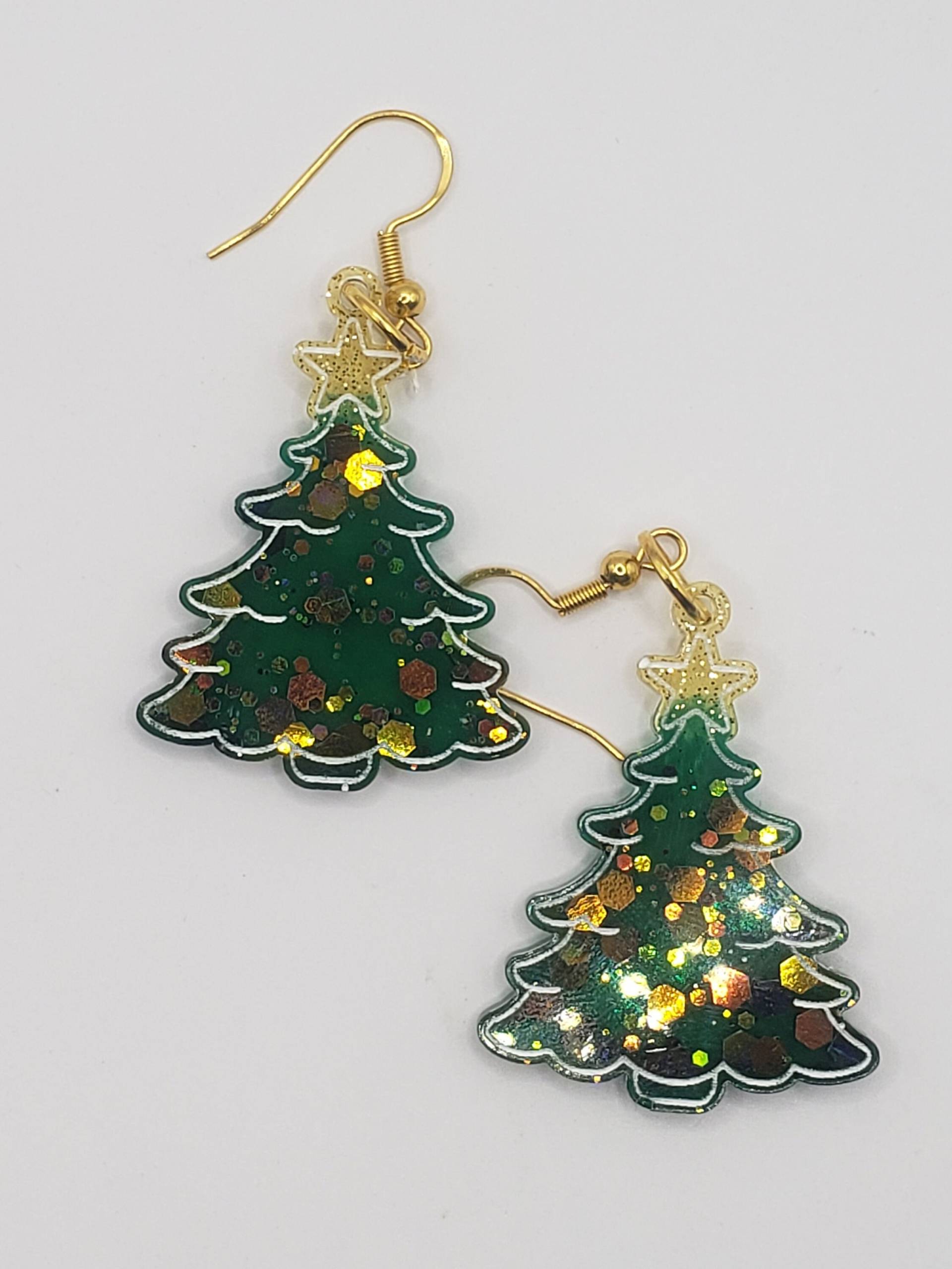 Glitzer Weihnachtsbaum Resin Ohrringe von HareandHartCreations