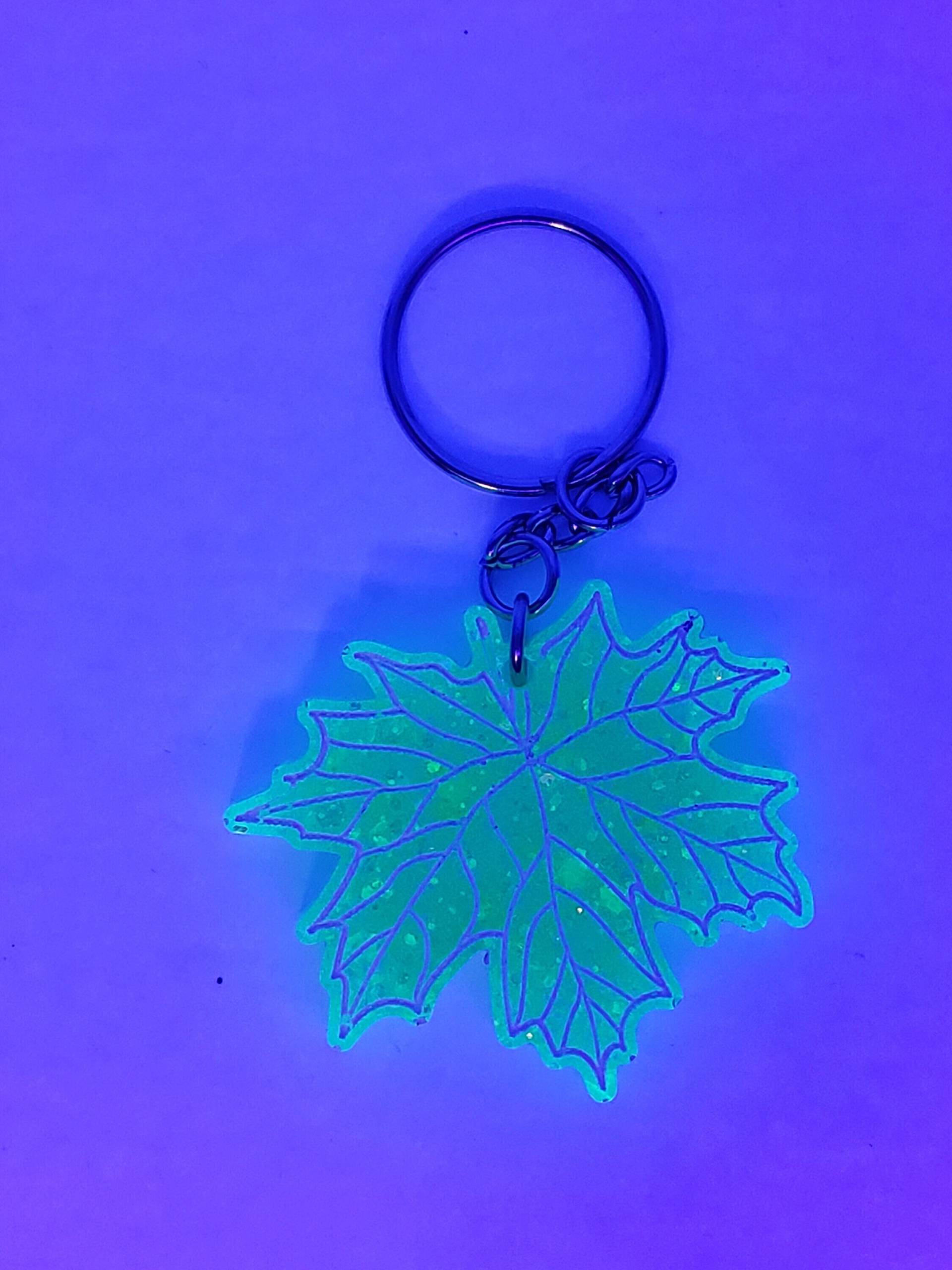 Kleiner Glow in The Dark Green Resin Blatt Schlüsselanhänger von HareandHartCreations