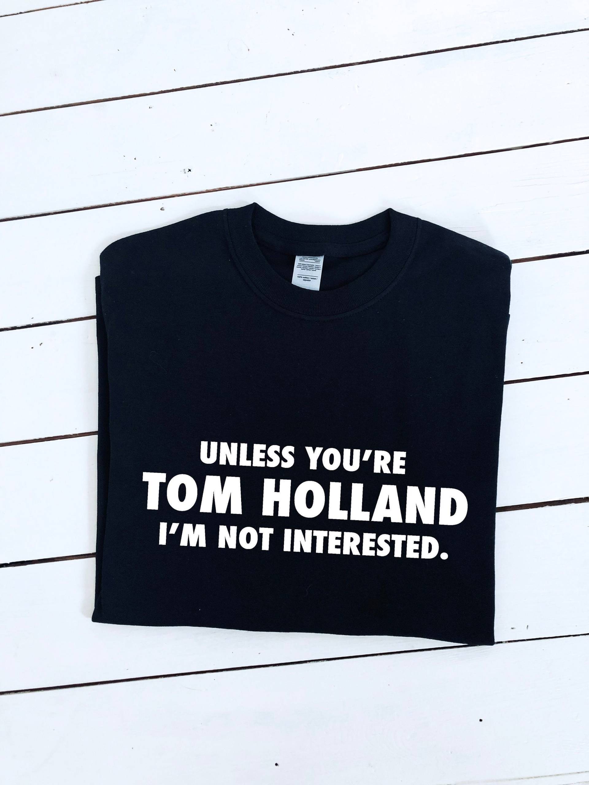 Es Sei Denn, Sie Sind Tom Holland I'm Not Interessiert Slogan Bedrucktes T-Shirt, Verschiedene Größen Und Farben, Herren - Damenoberteil von HareandmoonCrafts