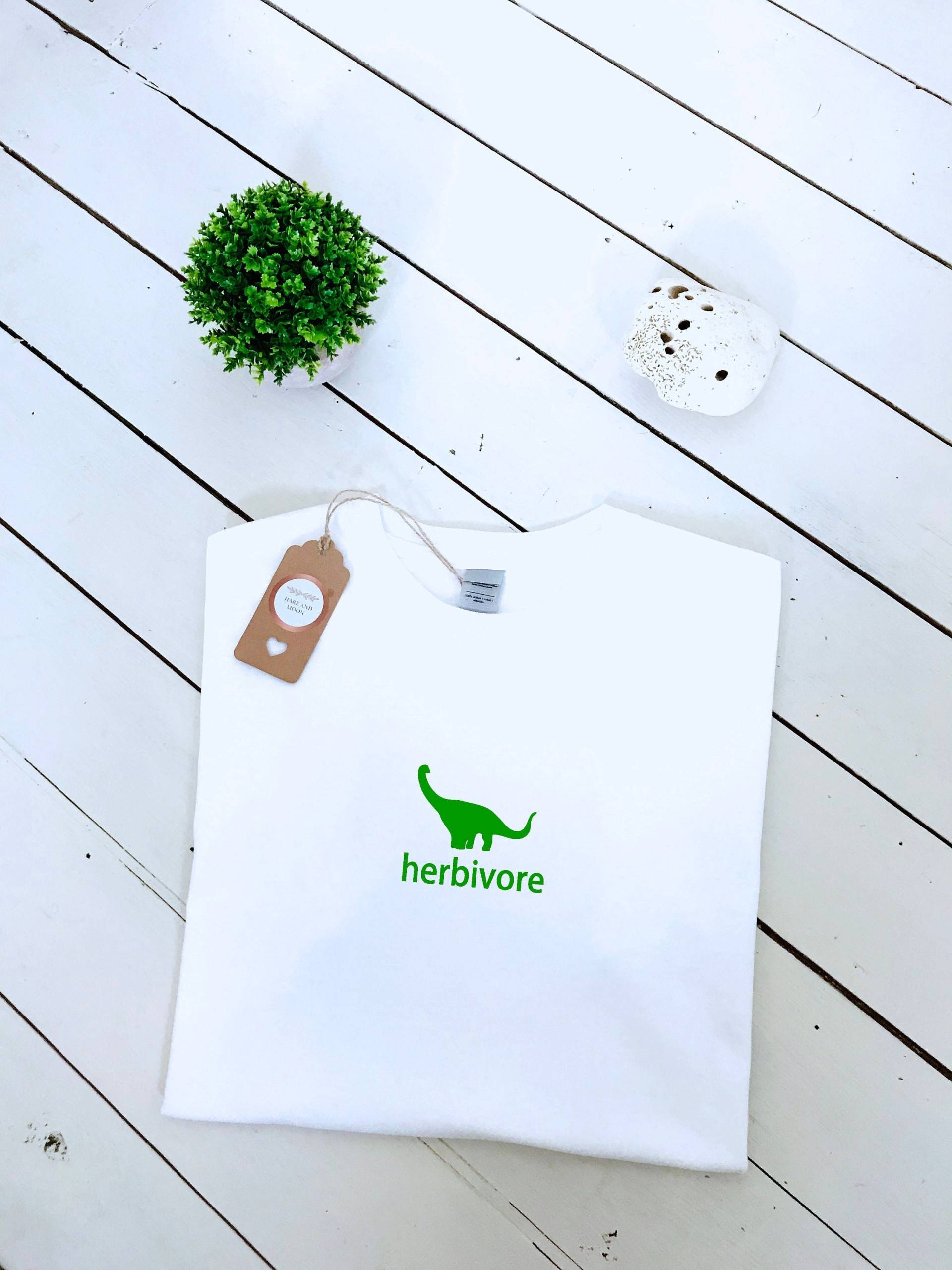 Herbivore Dino Print T-Shirt, 100% Baumwolle, Mehrere Größen Und Farben Erhältlich, Herren Damen Tops, Vegan, Pflanze, Perfektes Weihnachtsgeschenk von HareandmoonCrafts