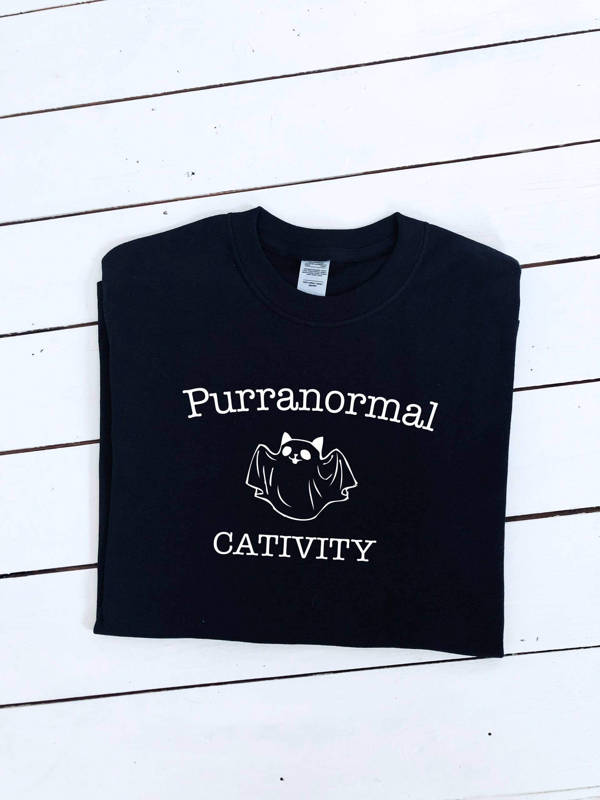 Purranormal Cativity Bedrucktes T-Shirt, Mehrere Größen + Farben, Süßes Halloween Geschenk, Lustiges Gruselige Jahreszeit, Männer Und Frauen Top von HareandmoonCrafts