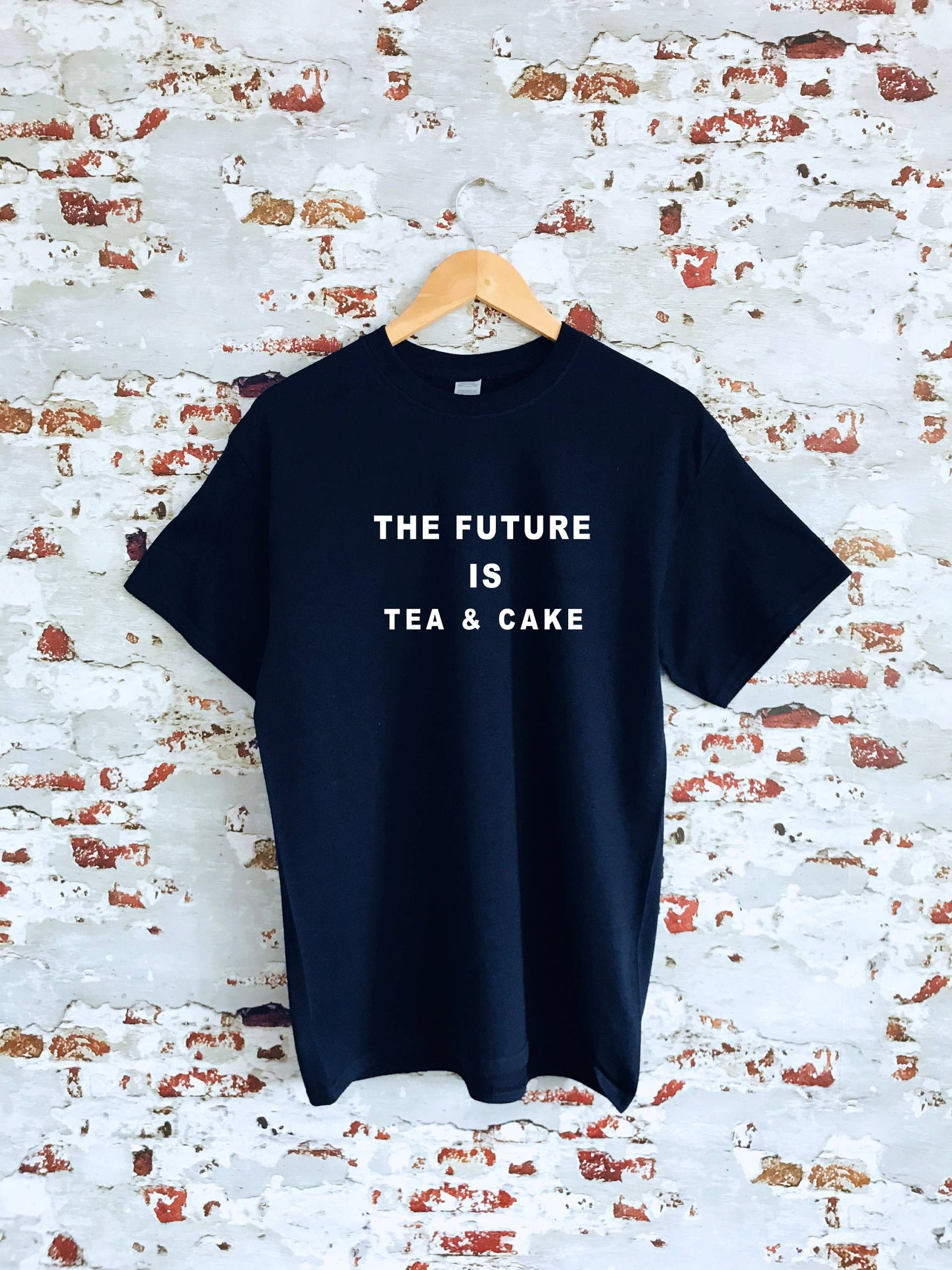 The Future Is Tea & Cake Bedrucktes T-Shirt, Verschiedene Größen Und Farben, Herren Damen Top, Buchliebhaber Geschenk, Teeliebhaber Lustiges Shirt von HareandmoonCrafts