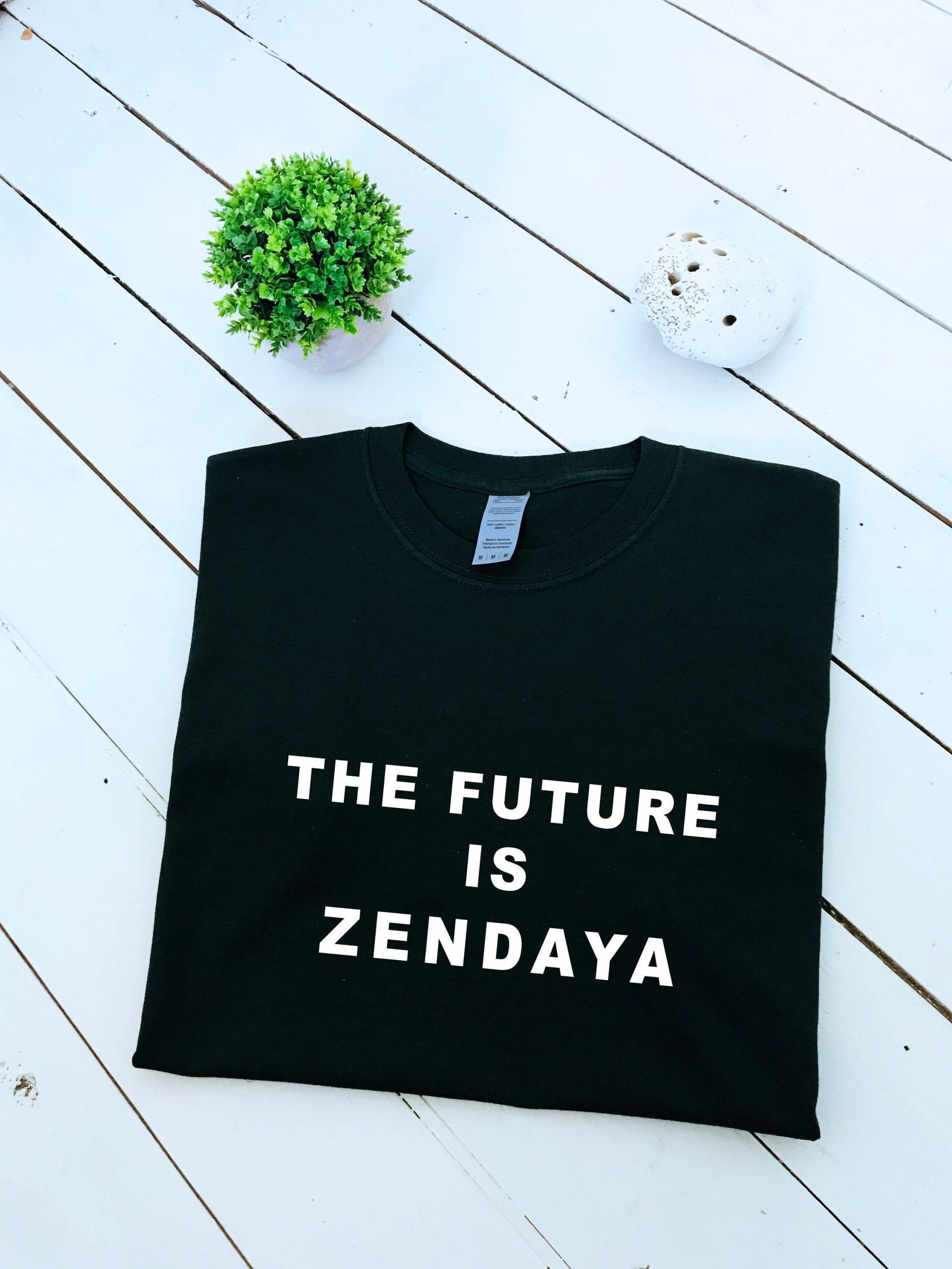 The Future Is Zendaya T-Shirt Mit Slogan, Mehrere Größen Und Farben, Herren - Damenoberteile von HareandmoonCrafts