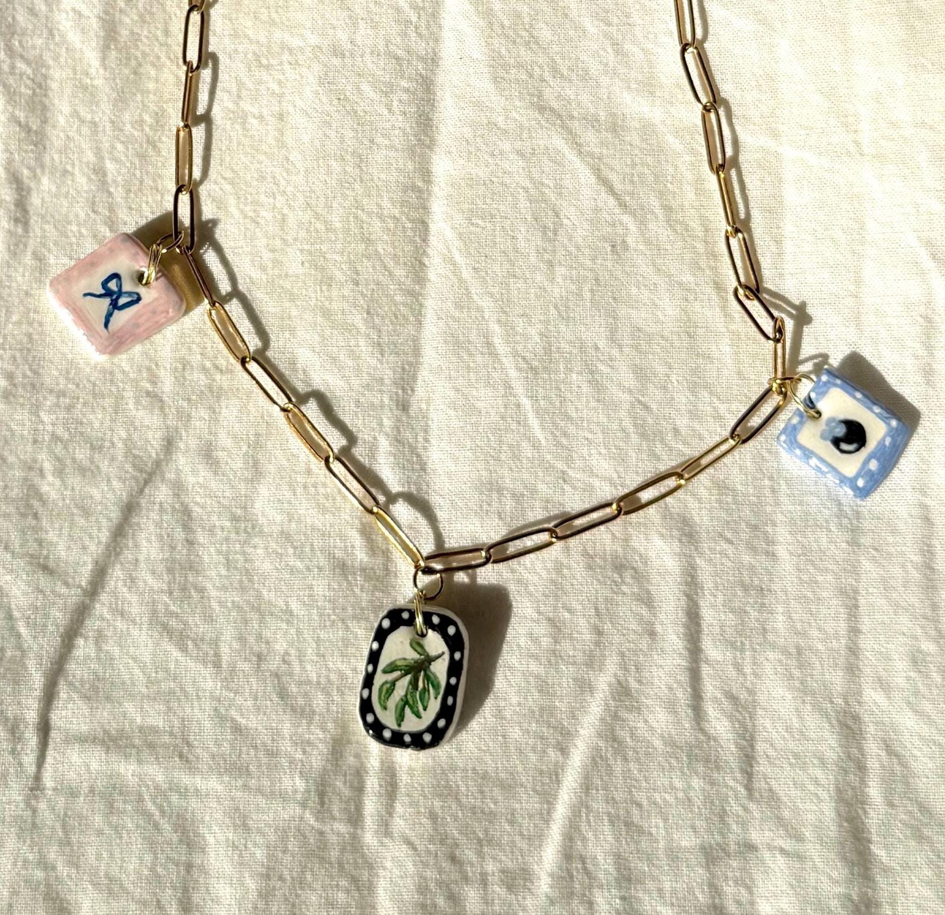 Handbemalte Ton Anhänger Halskette Individuelle Edelstahlkette, Früchte & Blumen Handbemalte Ton Anhänger Halskette Individuelle Edelstahlkette, Früchte & Blumen von HarestonHillCo