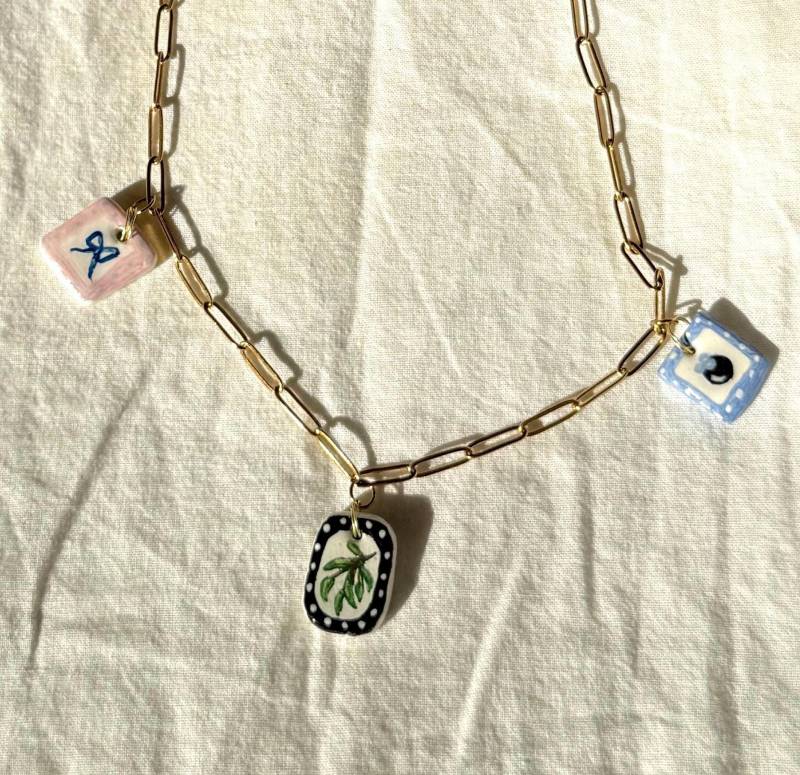 Handbemalte Ton Anhänger Halskette Individuelle Edelstahlkette, Früchte & Blumen Handbemalte Ton Anhänger Halskette Individuelle Edelstahlkette, Früchte & Blumen von HarestonHillCo