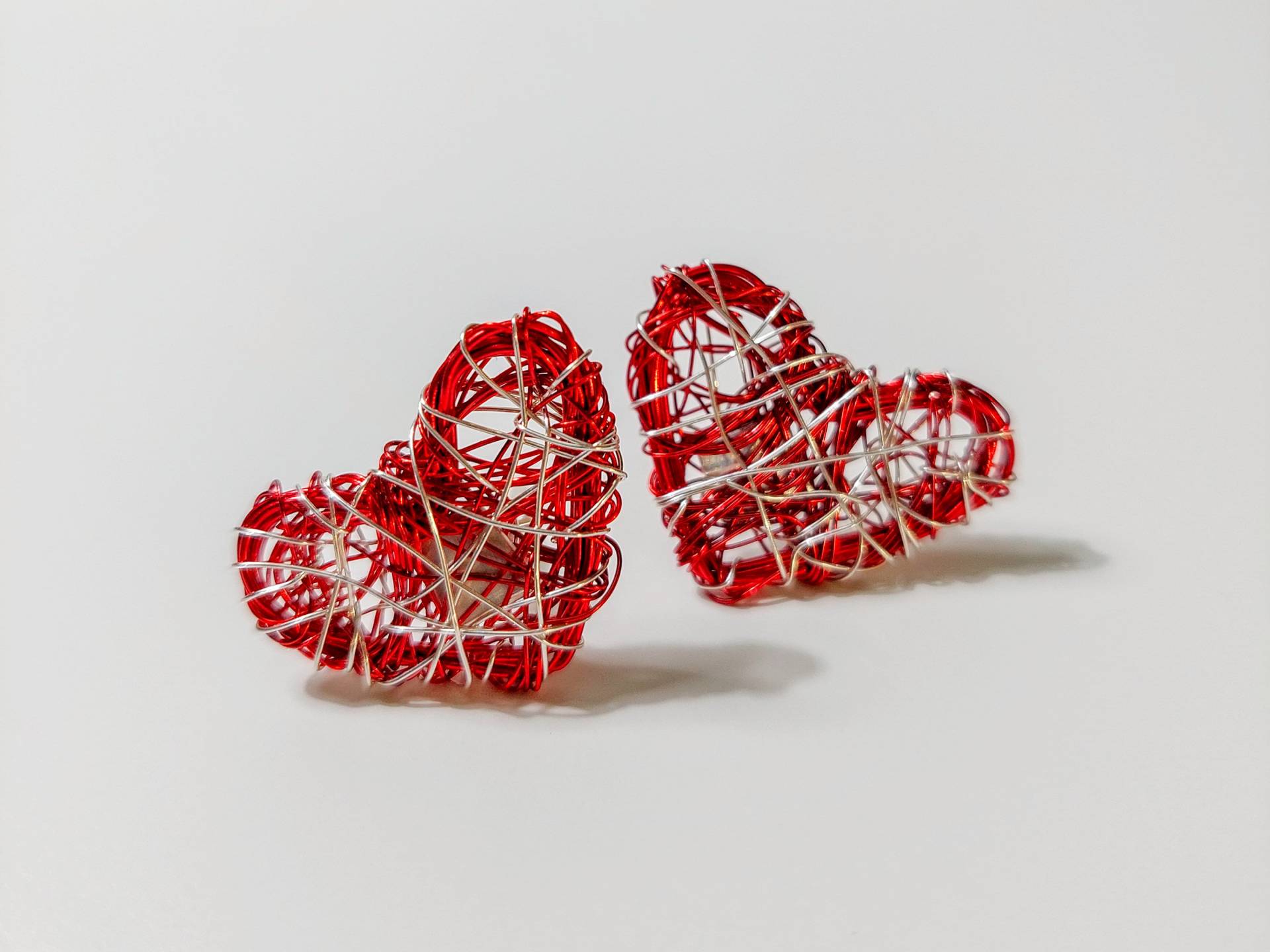 Rotes Herz Ohrstecker, Draht Kunst Skulptur Ohrringe, Handgemachte Frauen Art Jwewlry, Einzigartige Liebe Valentinstag von Haritopoulou