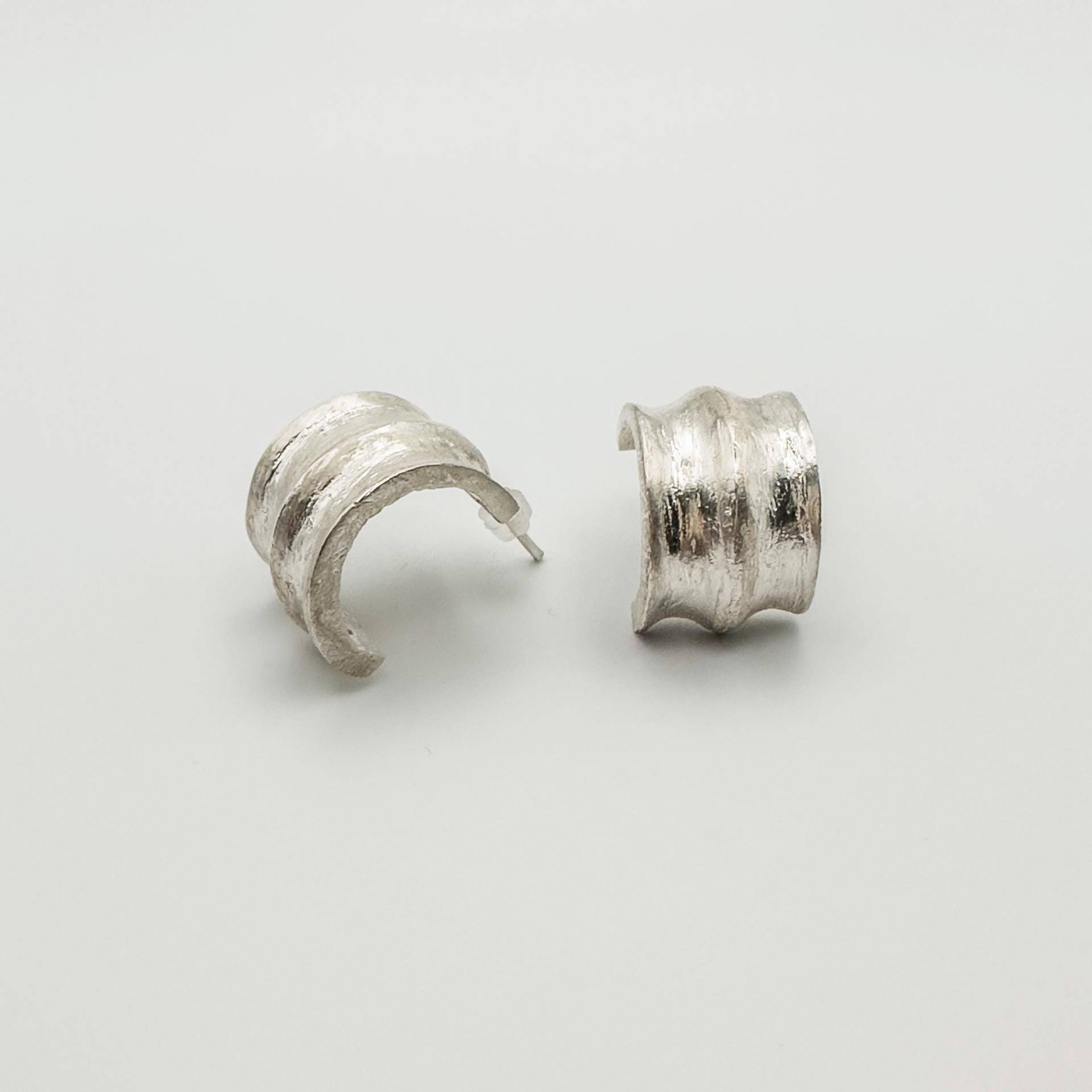 Huggie Hoop Ohrringe Aus 925Er Silber Huggie Hoop Ohrringe Aus 925Er Silber von HaritopoulouGallery