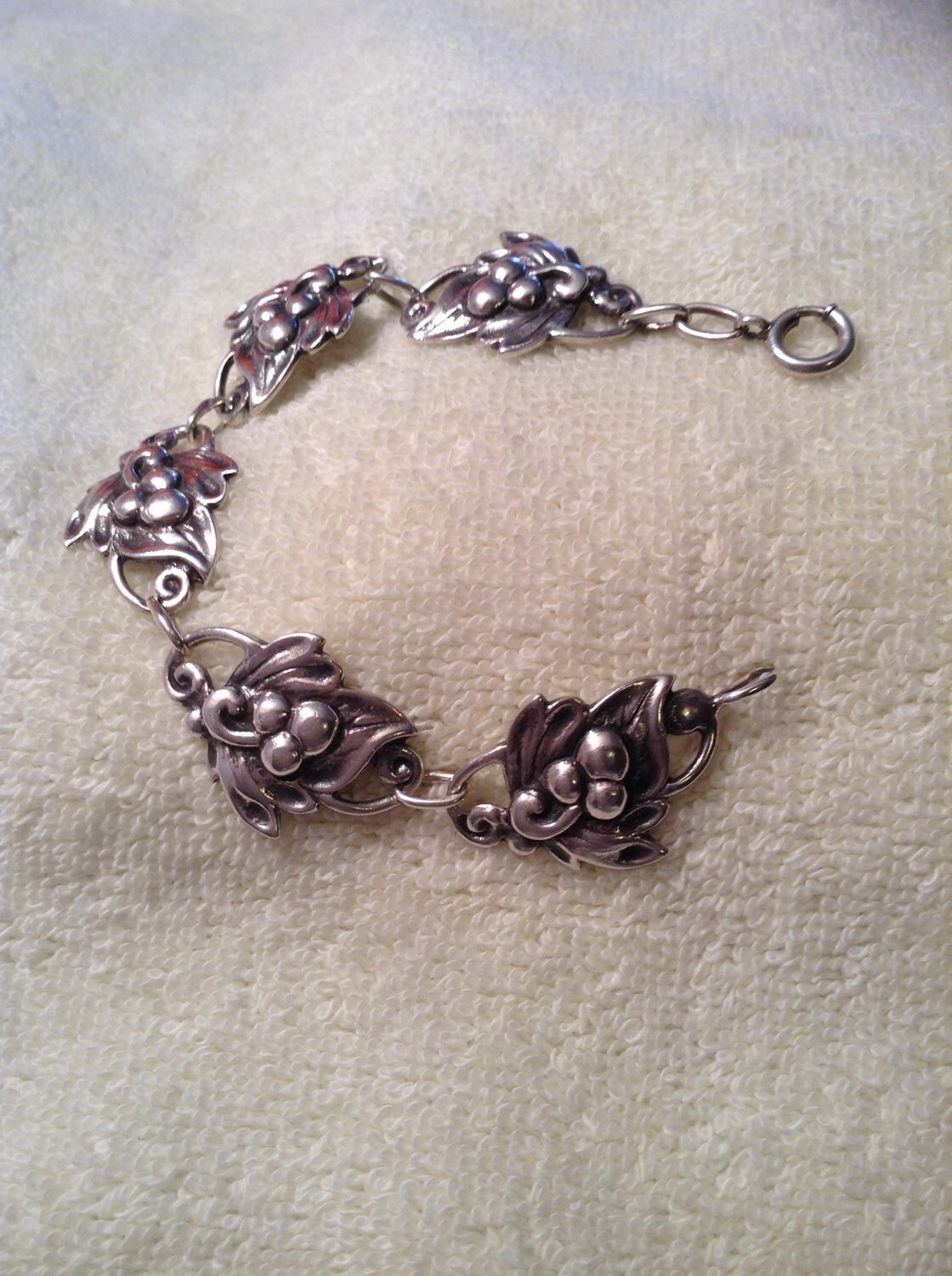 Max Rieg Vintage Sterling Silber Traubenblatt Muster Armband Max Rieg Vintage Sterling Silber Traubenblatt Muster Armband von HarlemAnnex