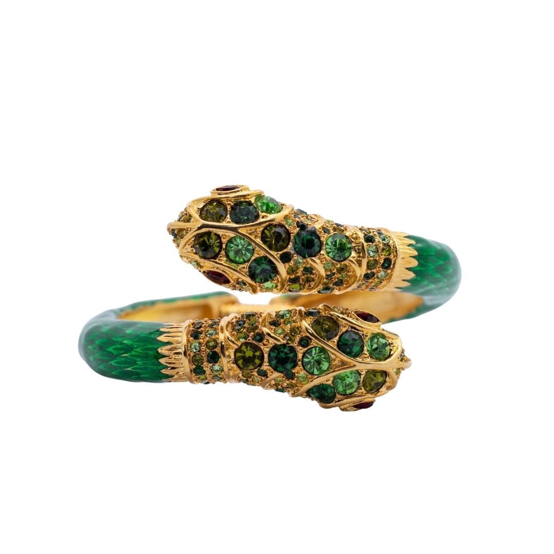 Signiert Kenneth Jay Lane Emerald Grün Kristall Verkrustete Doppelkopf Schlange Armreif Signiert Kenneth Jay Lane Emerald Grün Kristall Verkrustete Doppelkopf Schlange Armreif von HarlequinMarketHQM