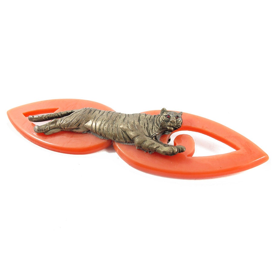 Vintage Plastik & Metall Tiger Brosche C. Um 1960 von HarlequinMarketHQM