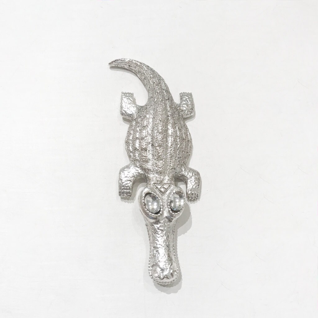 Vintage Signierte Silber Ton "Charles Jourdan" Krokodil Pin Brosche C.1980 von HarlequinMarketHQM