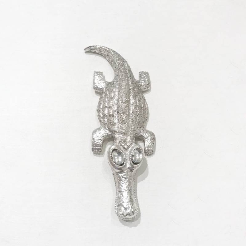 Vintage Signierte Silber Ton "Charles Jourdan" Krokodil Pin Brosche C.1980 Vintage Signierte Silber Ton "Charles Jourdan" Krokodil Pin Brosche C.1980 von HarlequinMarketHQM