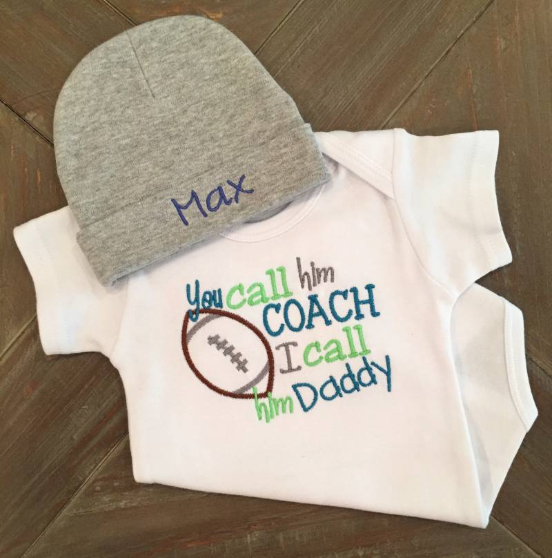 Bestickter Baby Bodysuit, Trainer Papa Outfit, Baby-Dusche-Geschenk von HarleyAndPiper