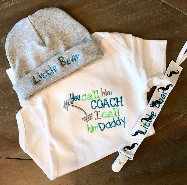 Bestickter Babybody, "Coach Daddy', Schnullerclip, Babymütze von HarleyAndPiper