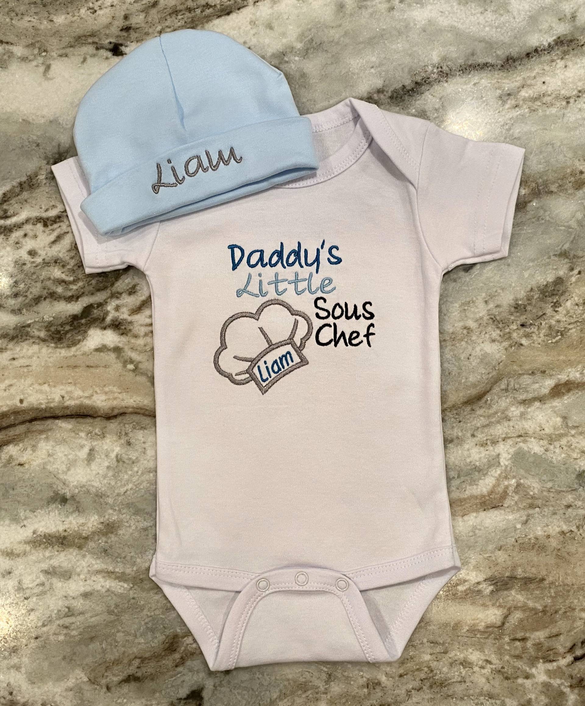 Bestickter Baby Bodysuit, Papas Little Sous Chef Outfit, Personalisiertes Babypartygeschenk von HarleyAndPiper