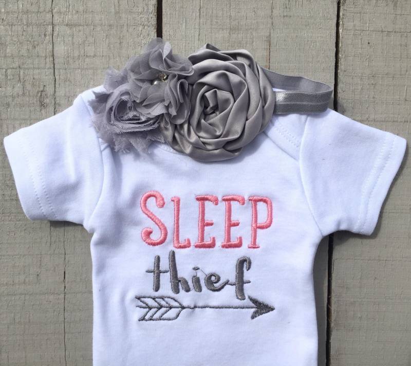 "Bestickter "Sleep Thief" Baby Bodysuit Mit Vintage Stirnband." von HarleyAndPiper