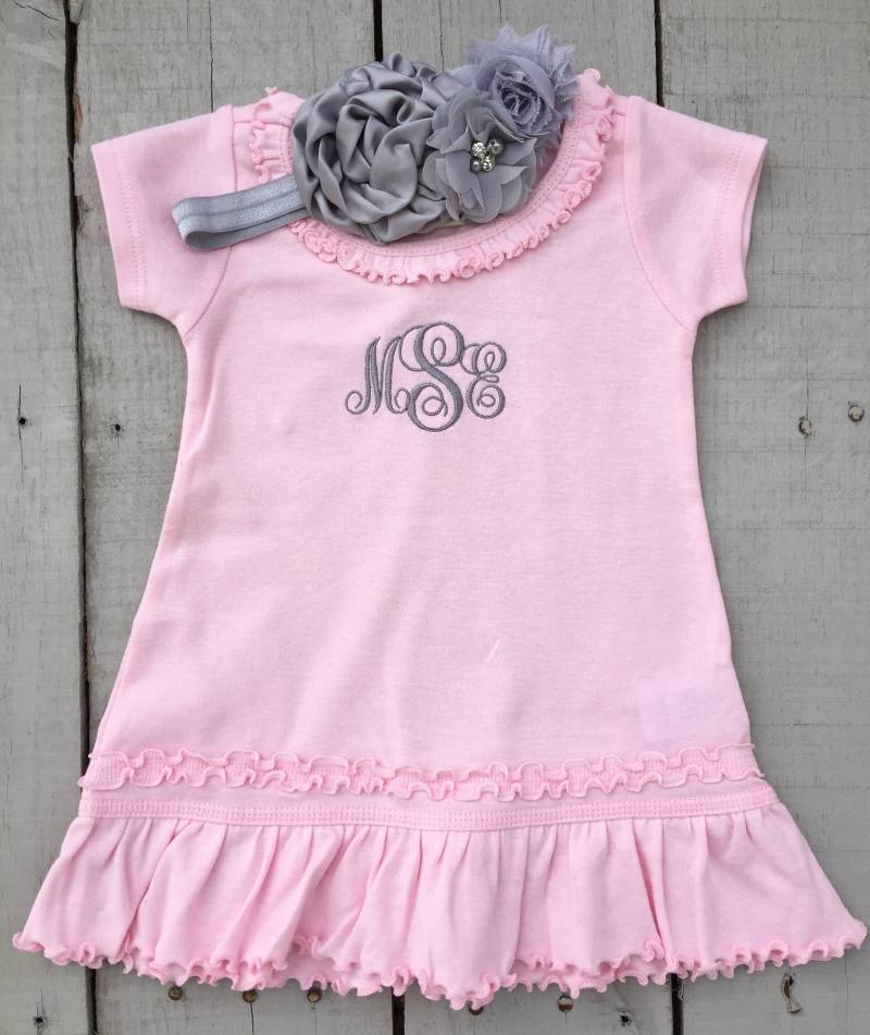 Monogramm Baby-Kleid Bestickte Baumwolle, Rüschen-Detail von HarleyAndPiper
