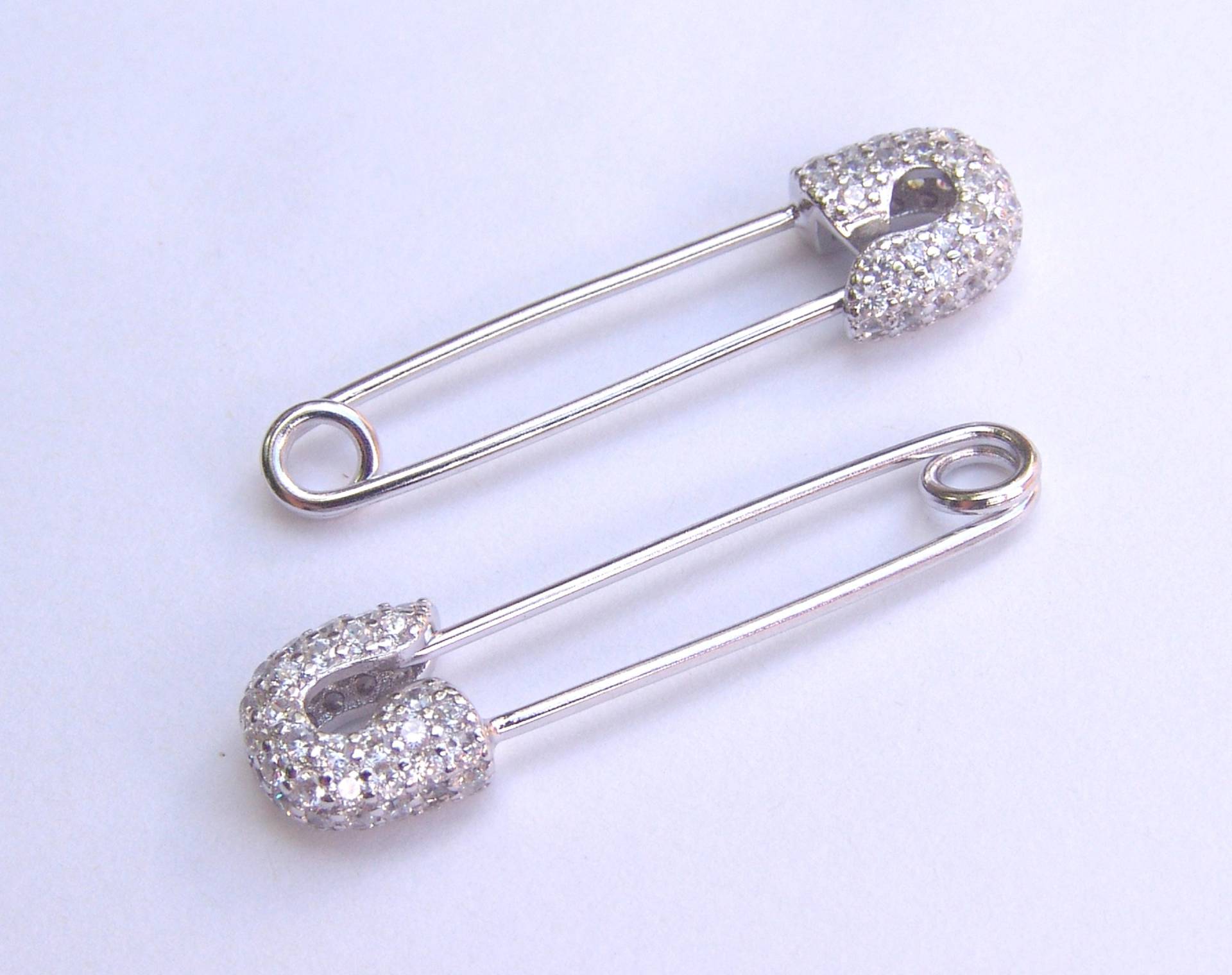 Sicherheitsnadel Ohrringe. Sterling Silber | 925/ Messing - Weiß Gold Überzogen. Retro Pavé Ohrringe Sicherheitsnadel Ohrringe. Sterling Silber | 925/ Messing - Weiß Gold Überzogen. Retro Pavé Ohrringe von HarleyJewelry